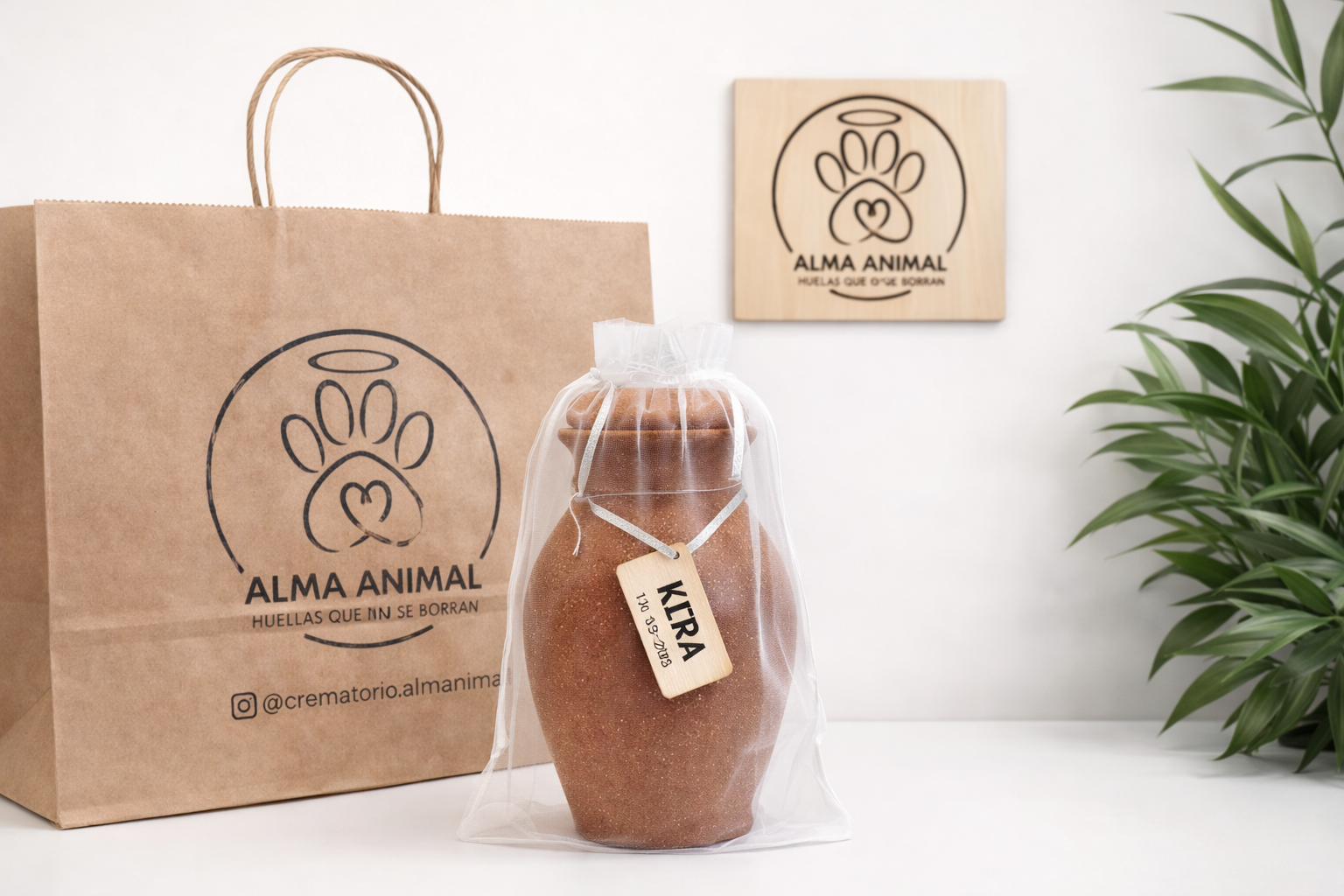 Ánfora de greda con bolsa para cenizas de mascota